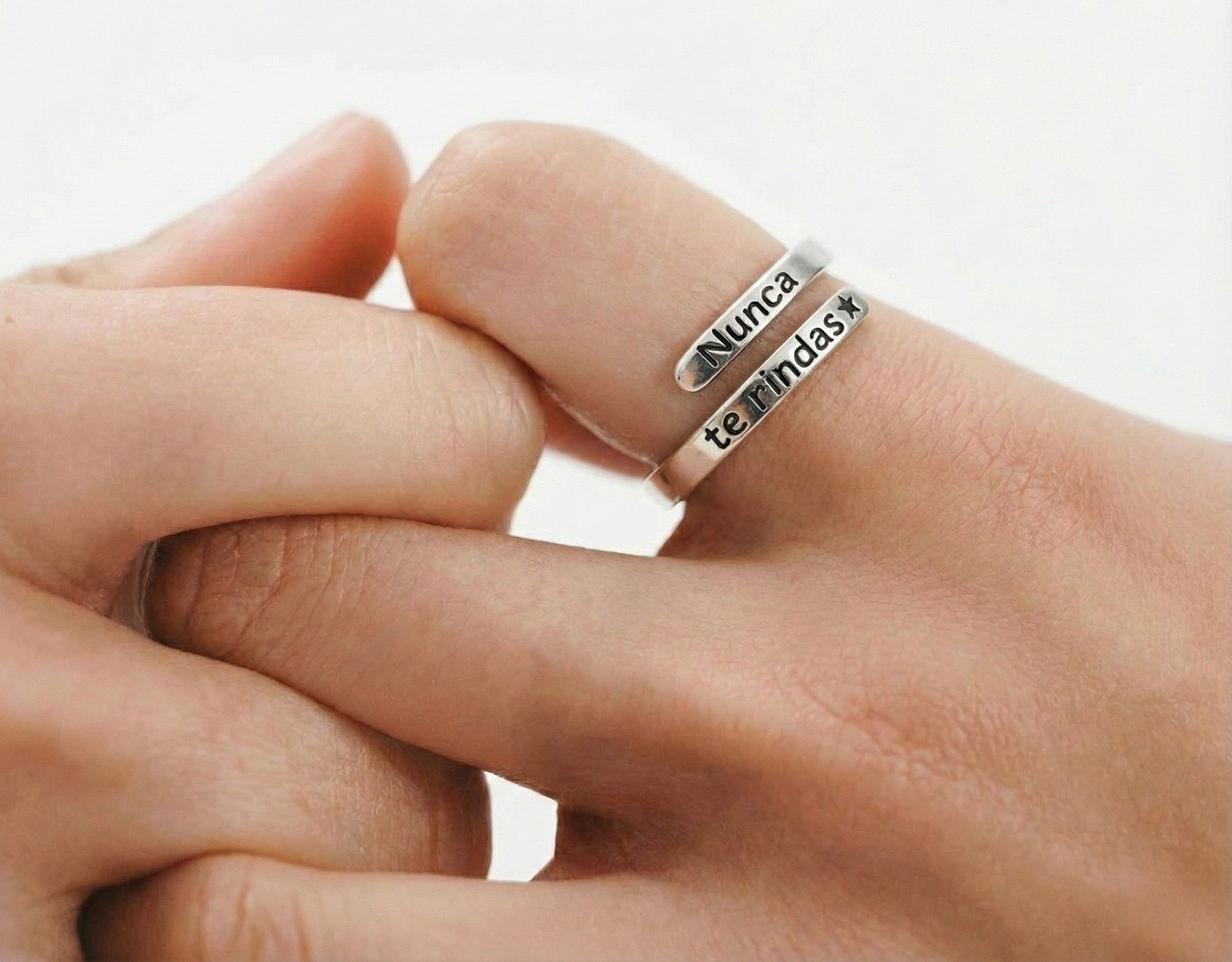 ANILLO "NUNCA TE RINDAS"